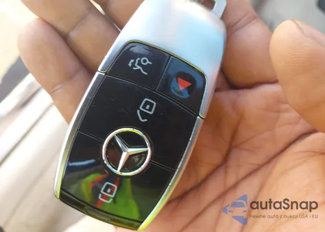 2018 Mercedes-Benz E 300 4Matic z USA, uszkodzony, nr VIN WDDZF4KB9JA362051